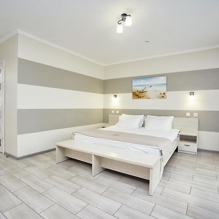 Family Hotel Happy Inn Затока Экстерьер фото