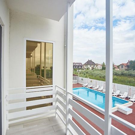 Family Hotel Happy Inn Затока Экстерьер фото