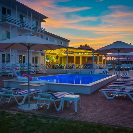 Family Hotel Happy Inn Затока Экстерьер фото