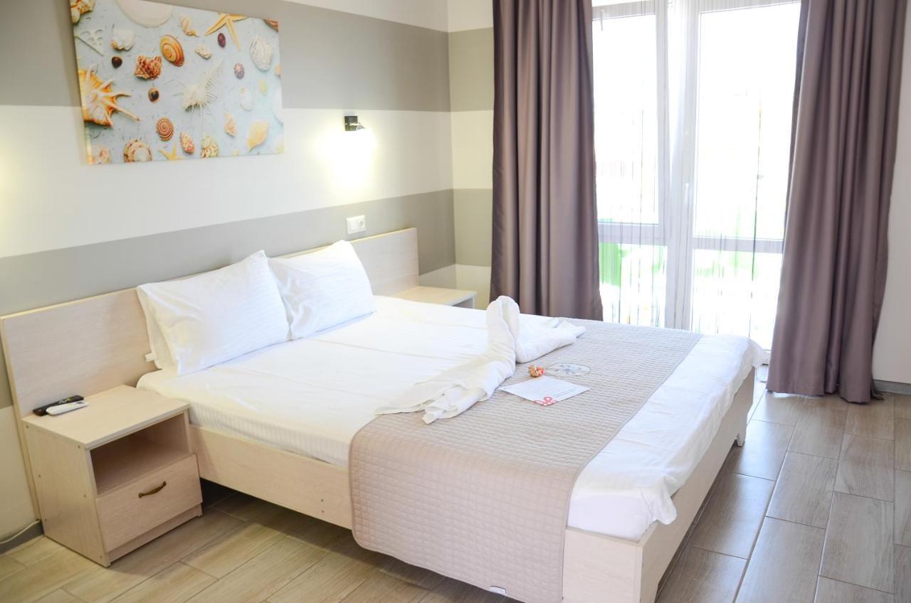 Family Hotel Happy Inn Затока Экстерьер фото