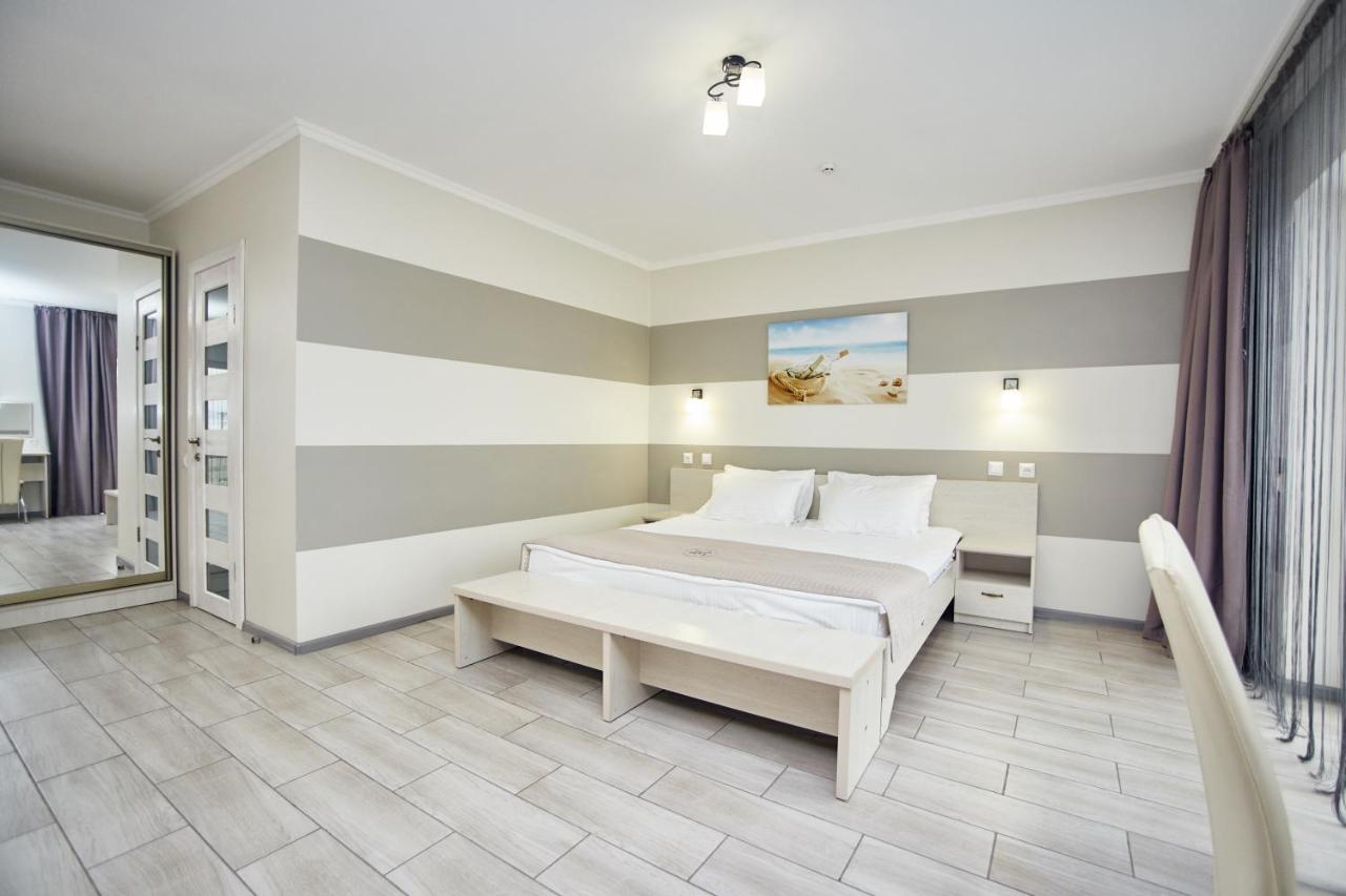 Family Hotel Happy Inn Затока Экстерьер фото