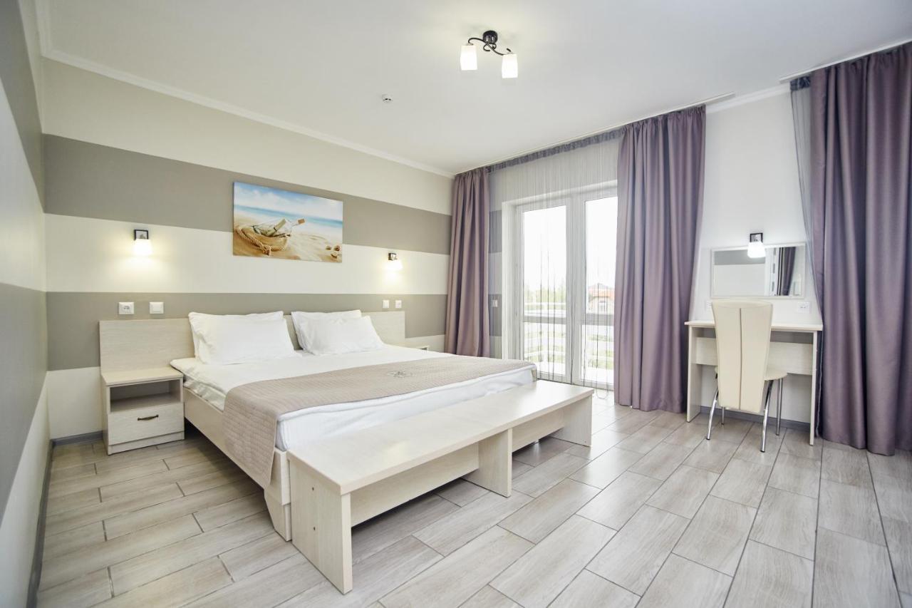 Family Hotel Happy Inn Затока Экстерьер фото