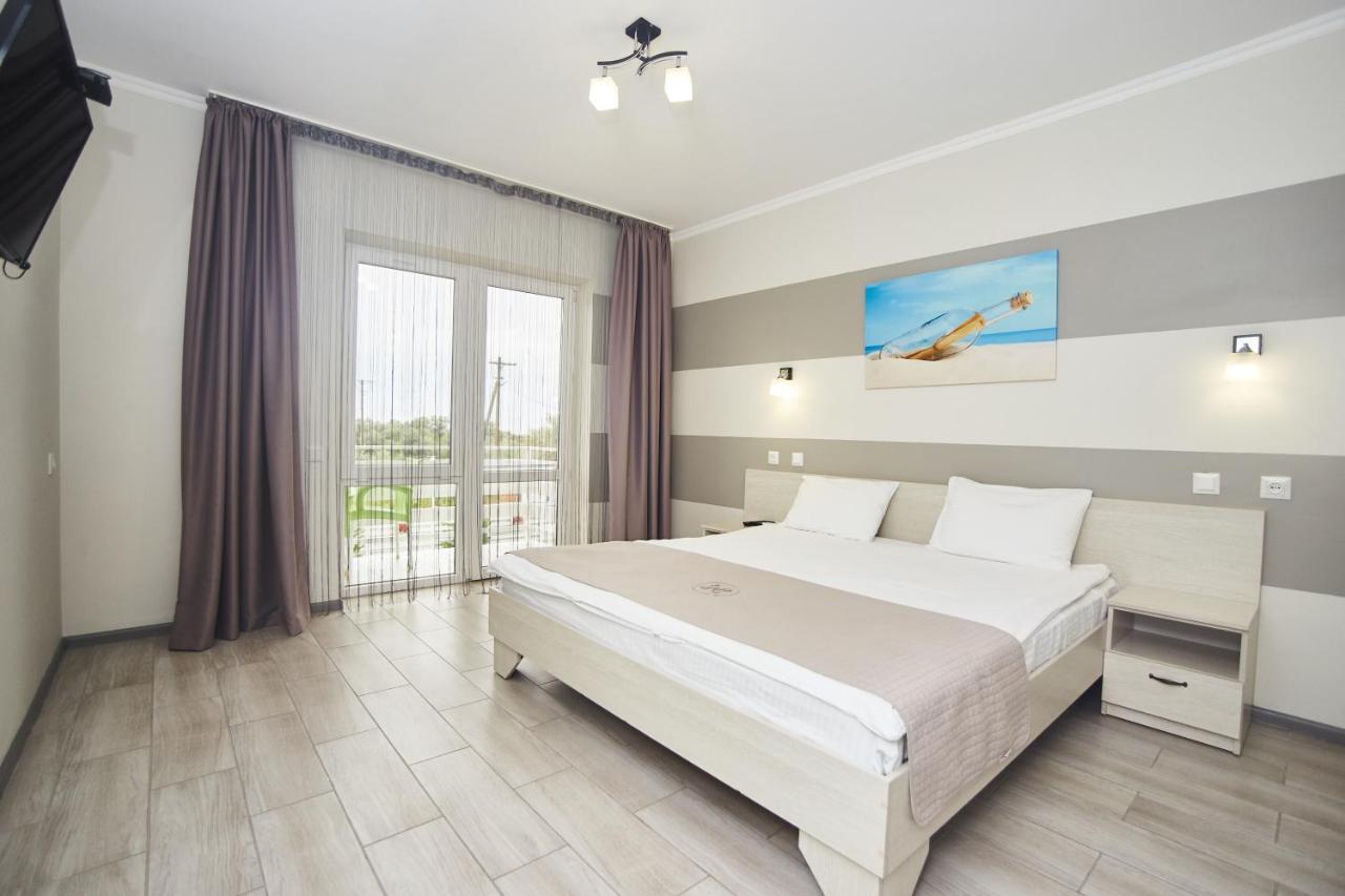 Family Hotel Happy Inn Затока Экстерьер фото