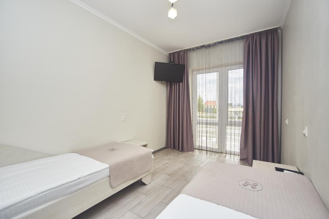 Family Hotel Happy Inn Затока Экстерьер фото