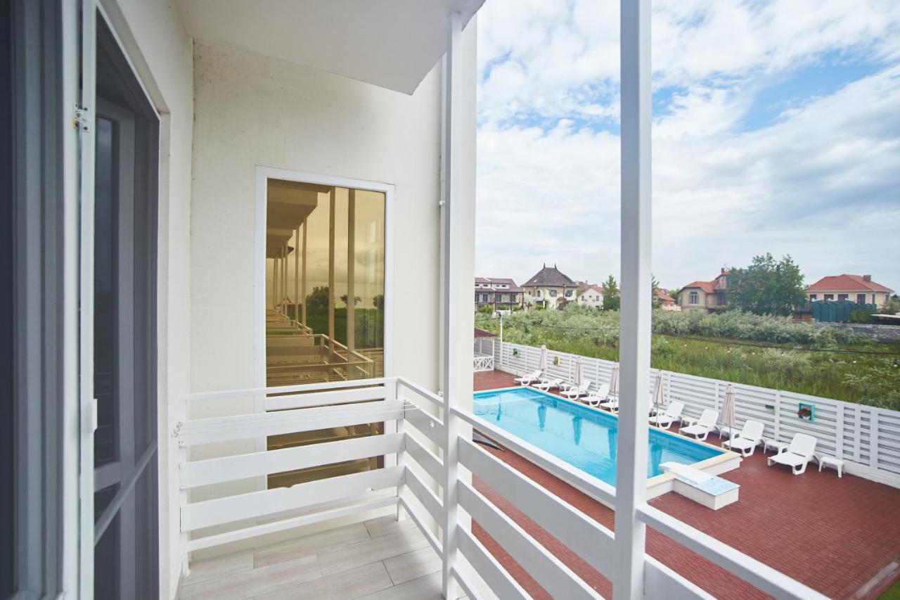 Family Hotel Happy Inn Затока Экстерьер фото