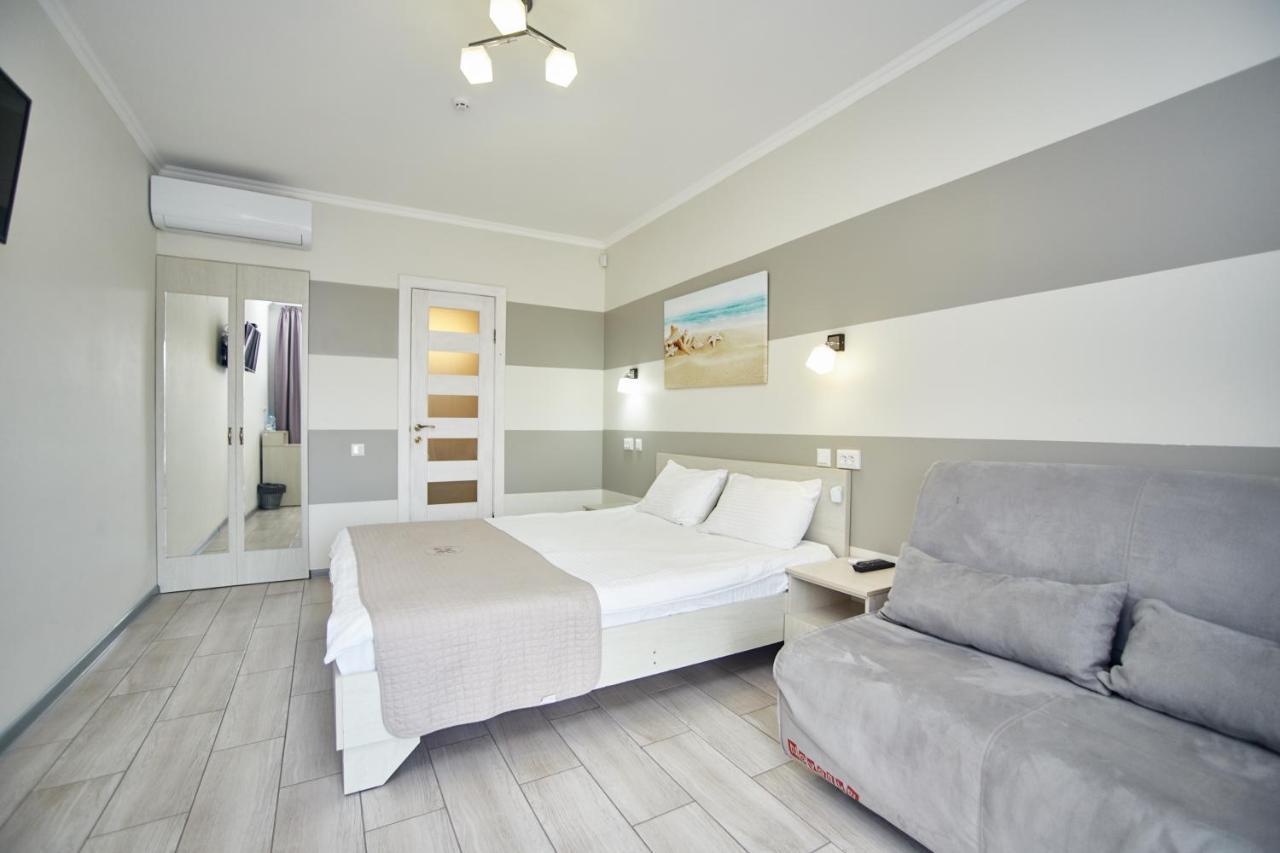 Family Hotel Happy Inn Затока Экстерьер фото