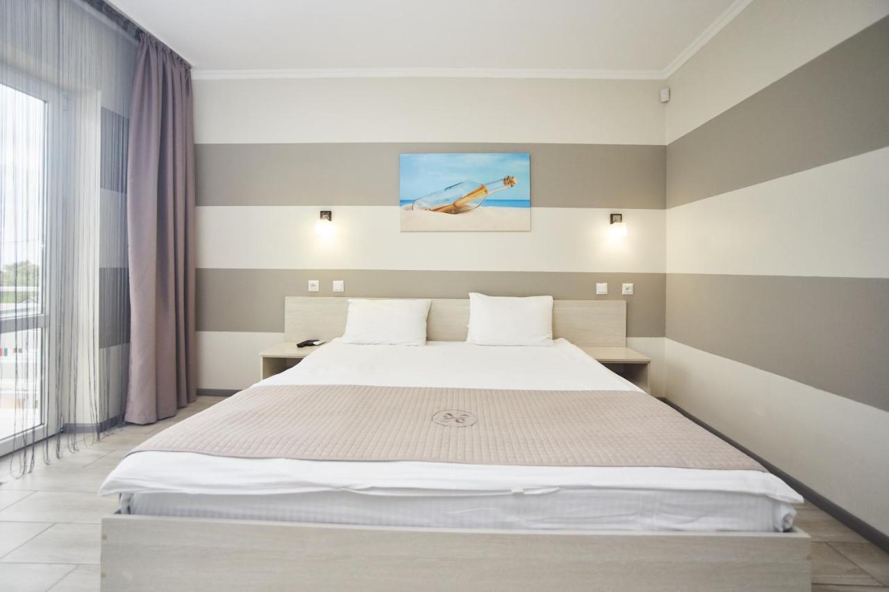 Family Hotel Happy Inn Затока Экстерьер фото