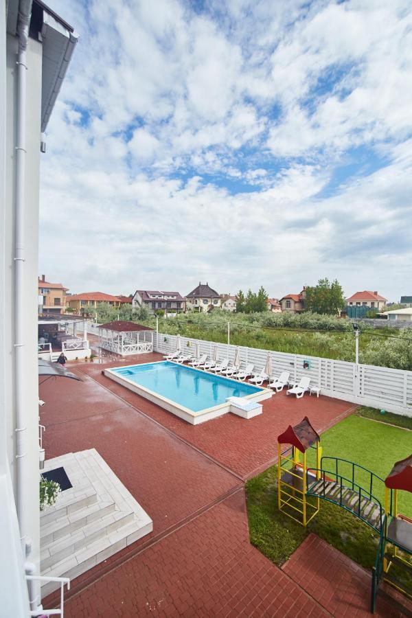 Family Hotel Happy Inn Затока Экстерьер фото