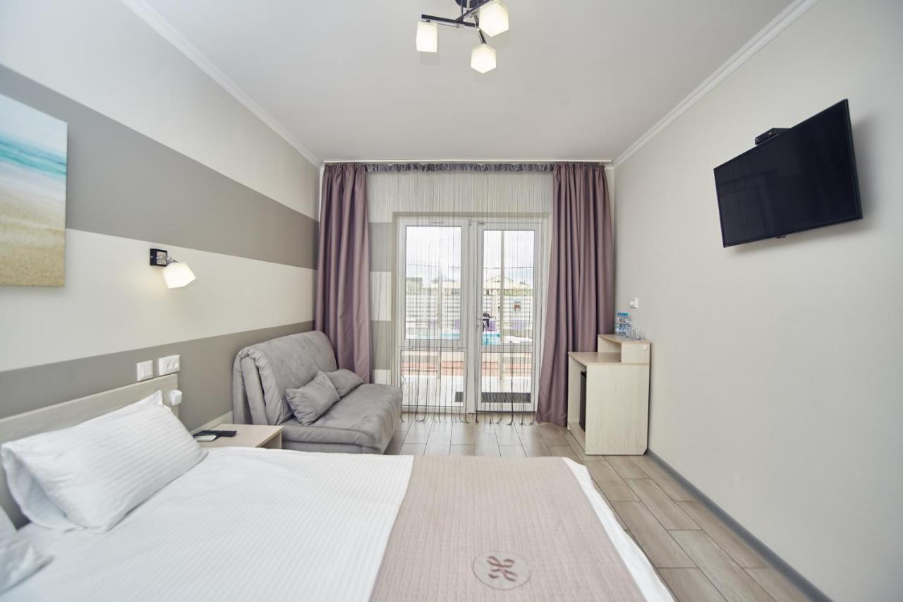 Family Hotel Happy Inn Затока Экстерьер фото