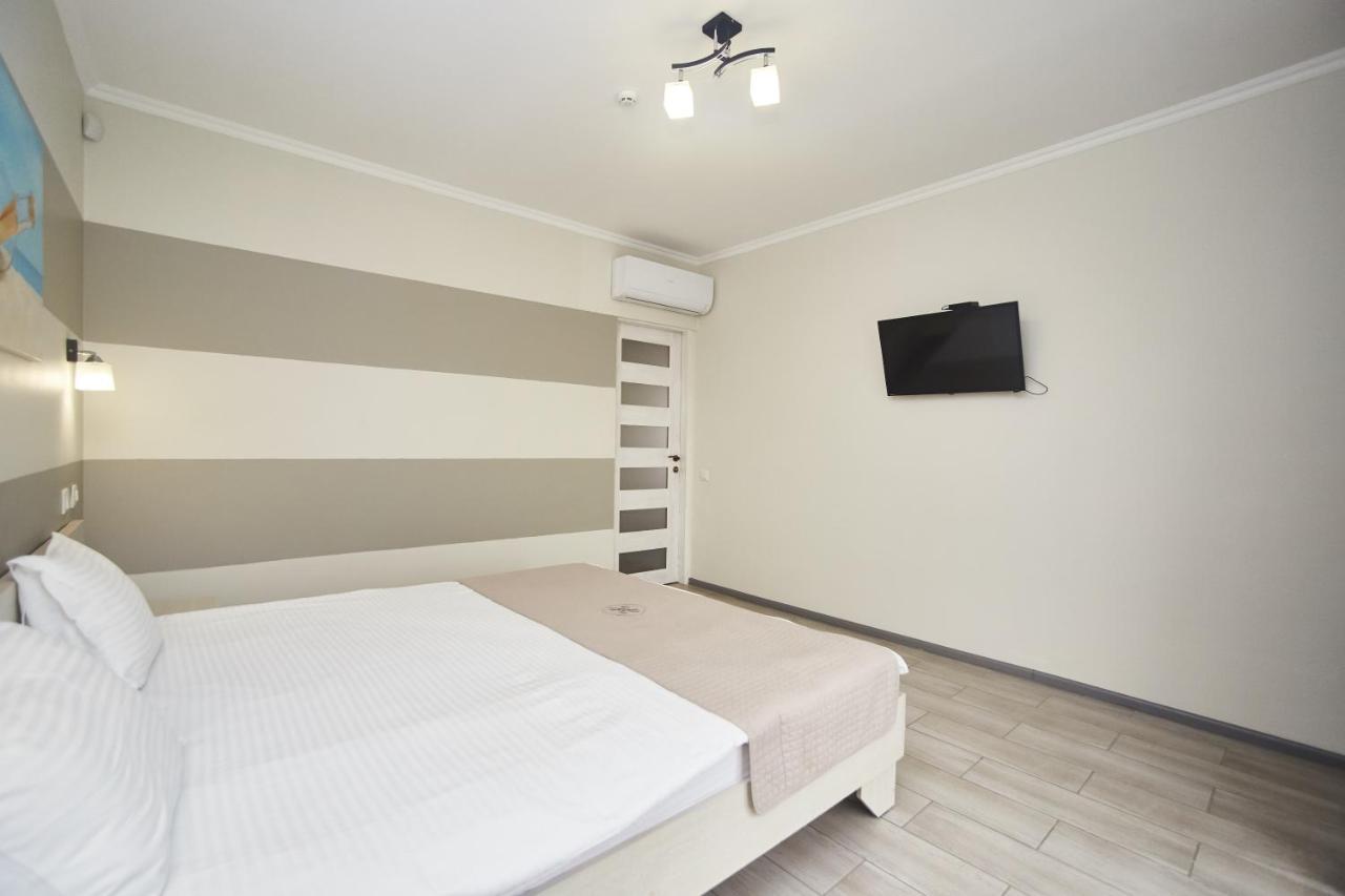 Family Hotel Happy Inn Затока Экстерьер фото