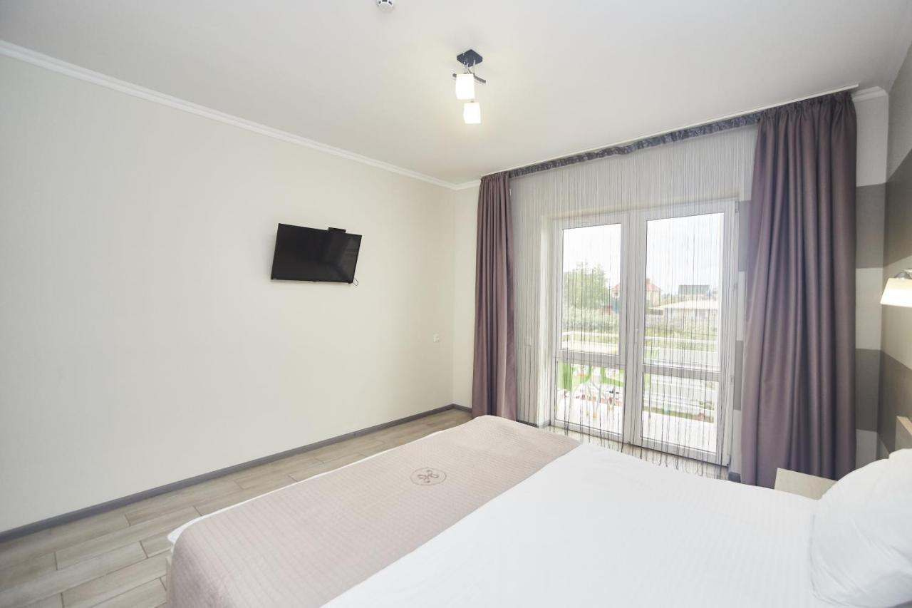 Family Hotel Happy Inn Затока Экстерьер фото