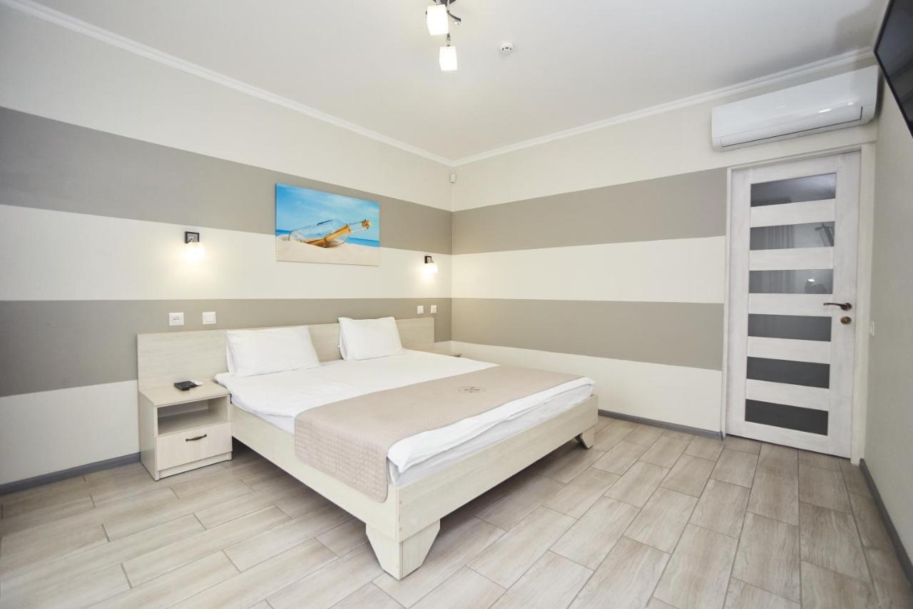 Family Hotel Happy Inn Затока Экстерьер фото