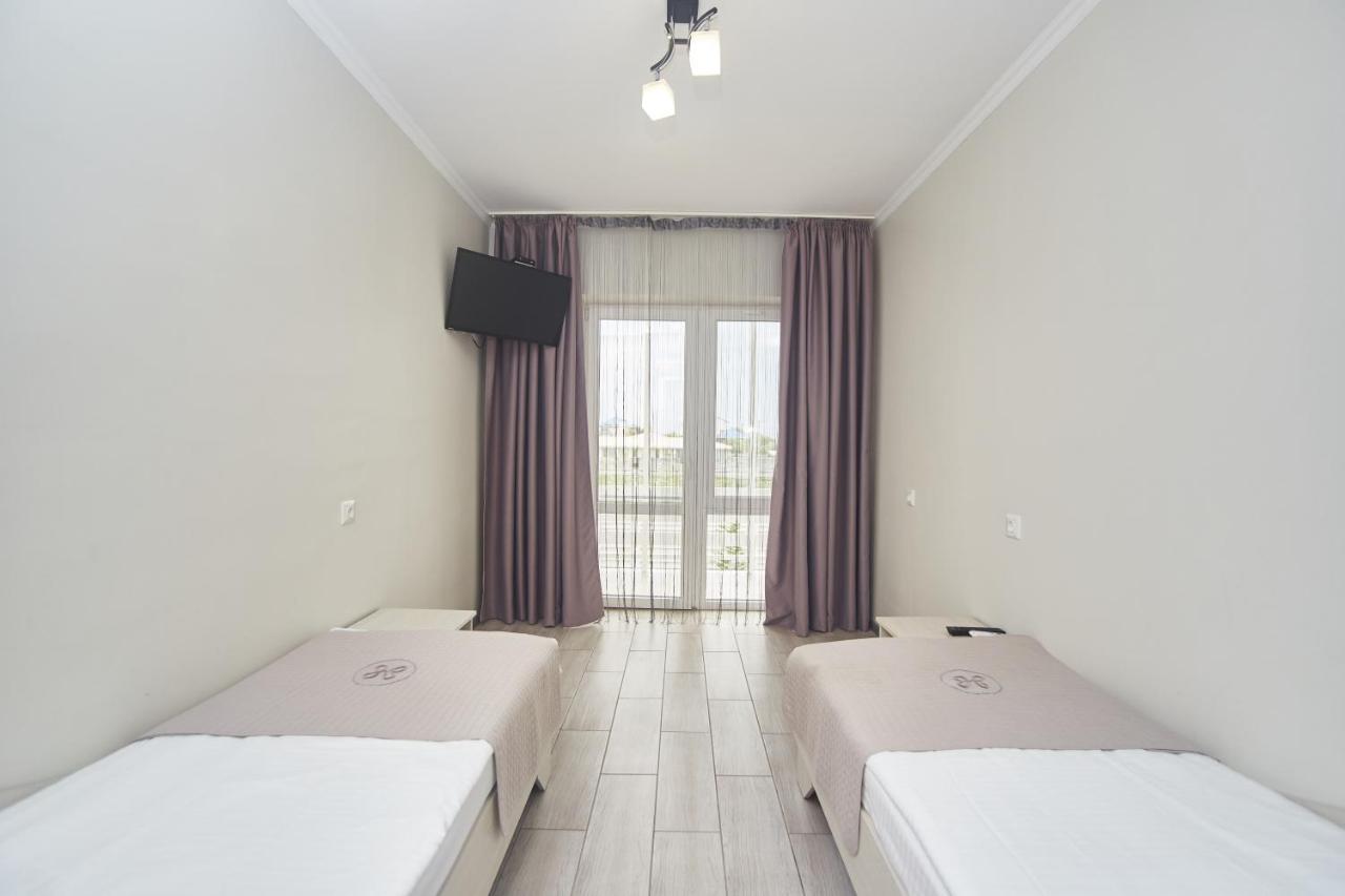 Family Hotel Happy Inn Затока Экстерьер фото