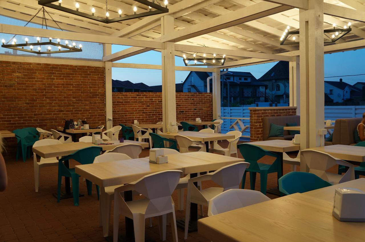 Family Hotel Happy Inn Затока Экстерьер фото