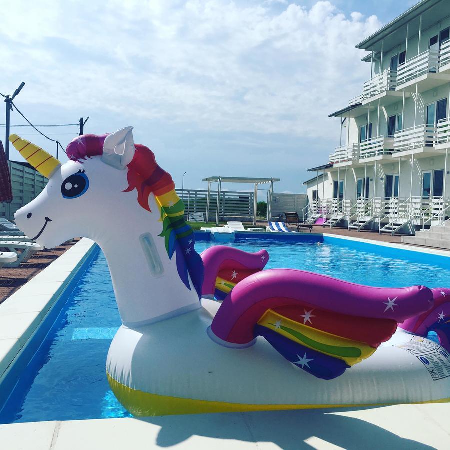 Family Hotel Happy Inn Затока Экстерьер фото