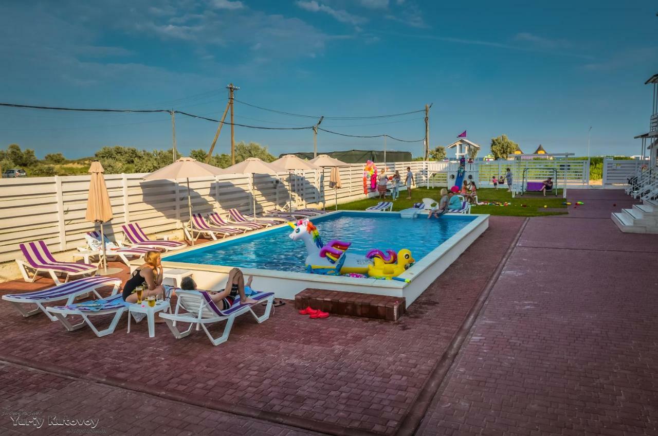 Family Hotel Happy Inn Затока Экстерьер фото