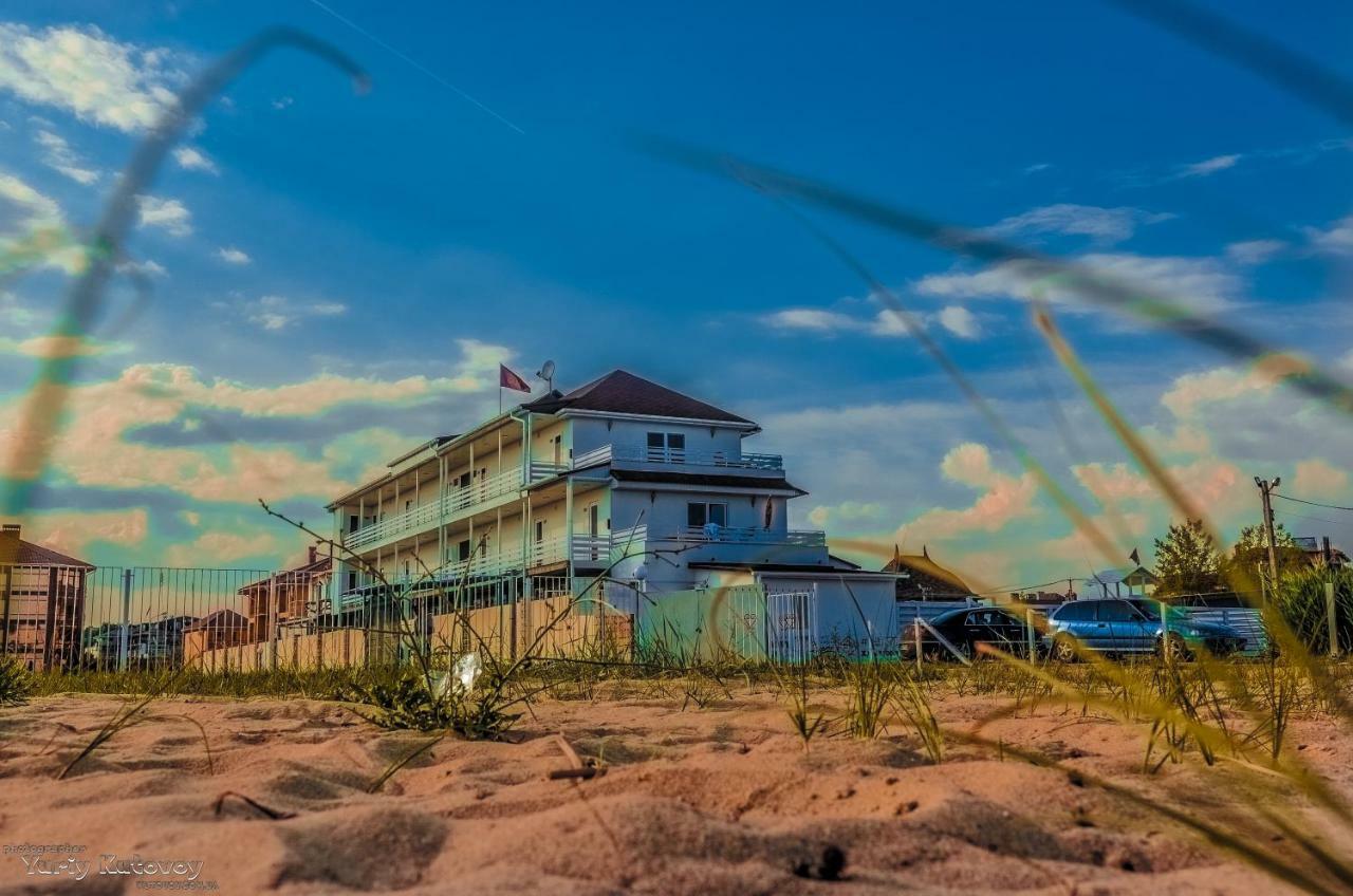 Family Hotel Happy Inn Затока Экстерьер фото