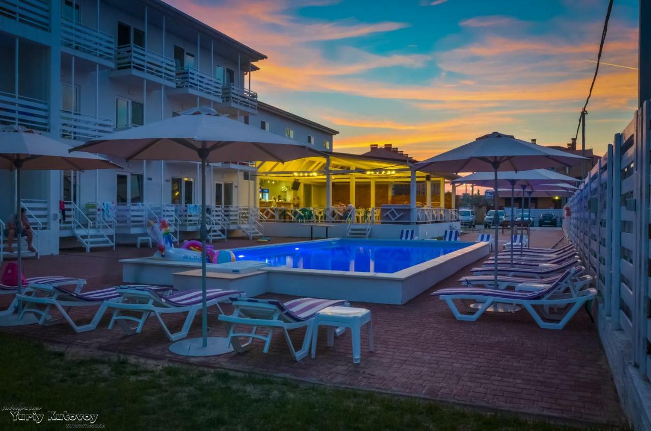 Family Hotel Happy Inn Затока Экстерьер фото