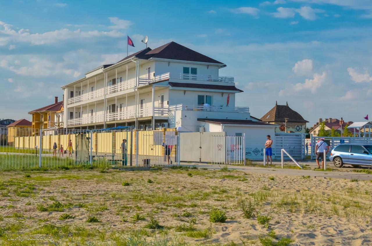 Family Hotel Happy Inn Затока Экстерьер фото