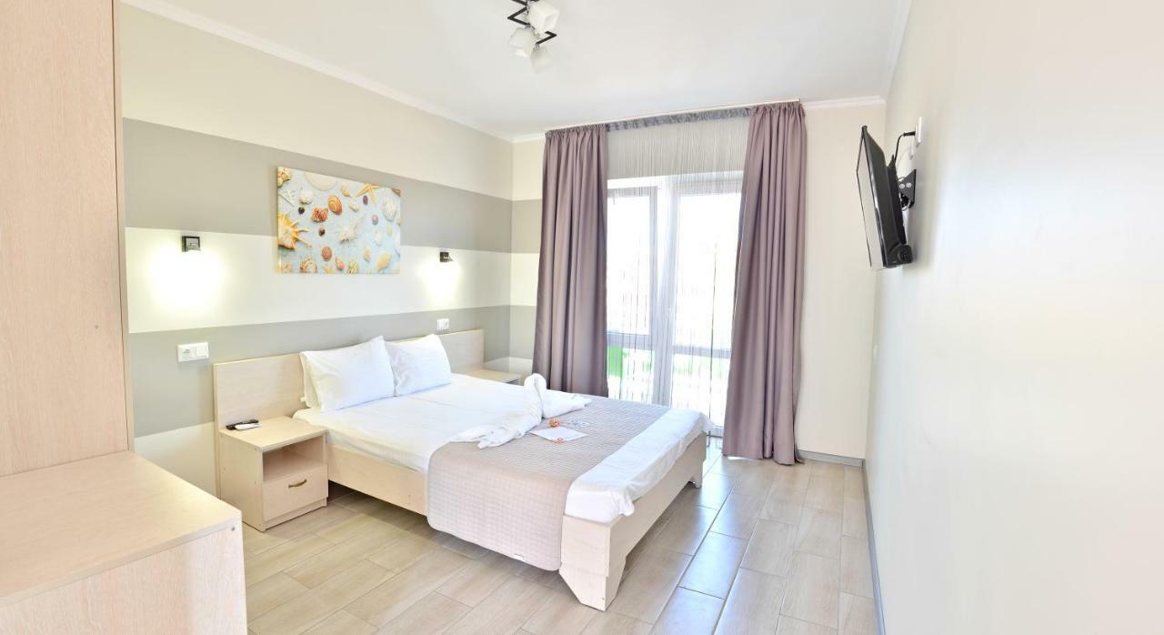 Family Hotel Happy Inn Затока Экстерьер фото
